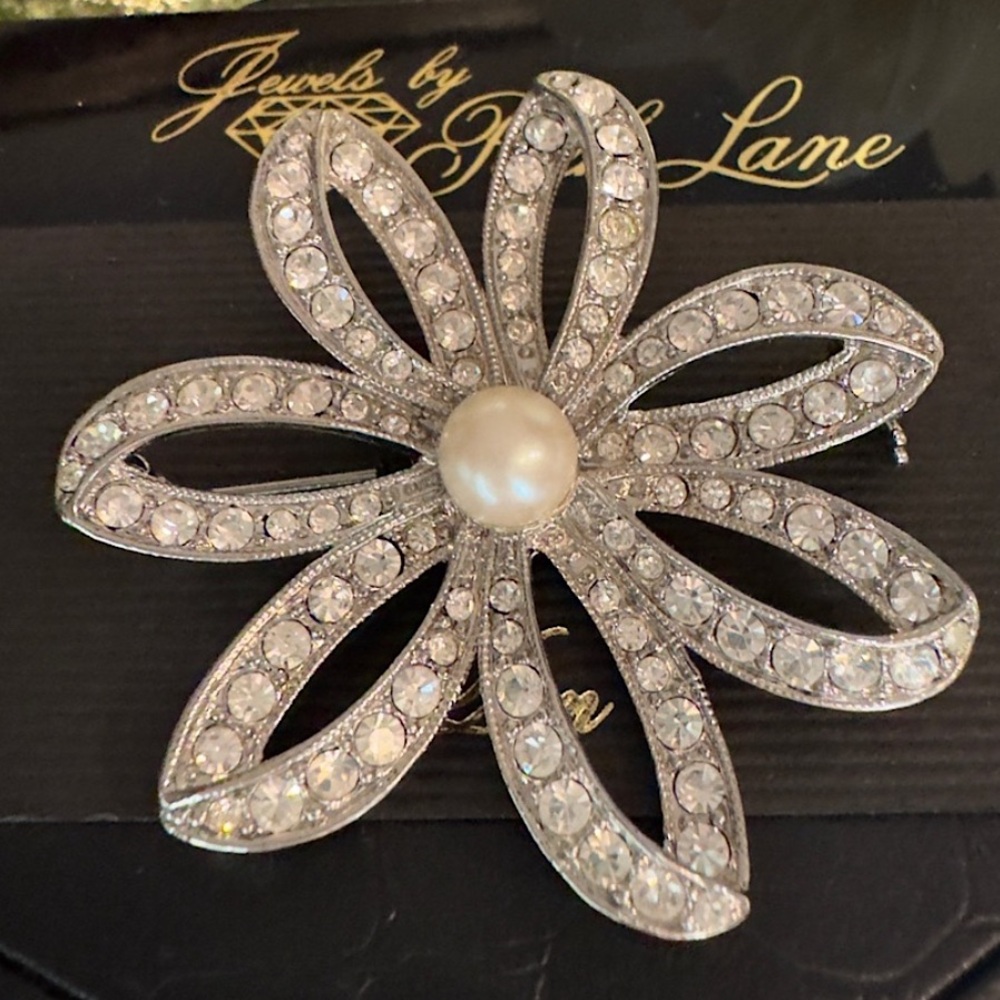 Vintage Large Silver Diamond & Pearl Flower Broach. Vintage Park Lane collection